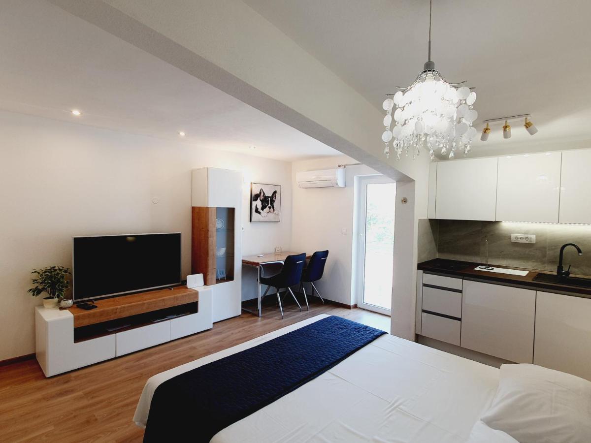 White House Apartment *
