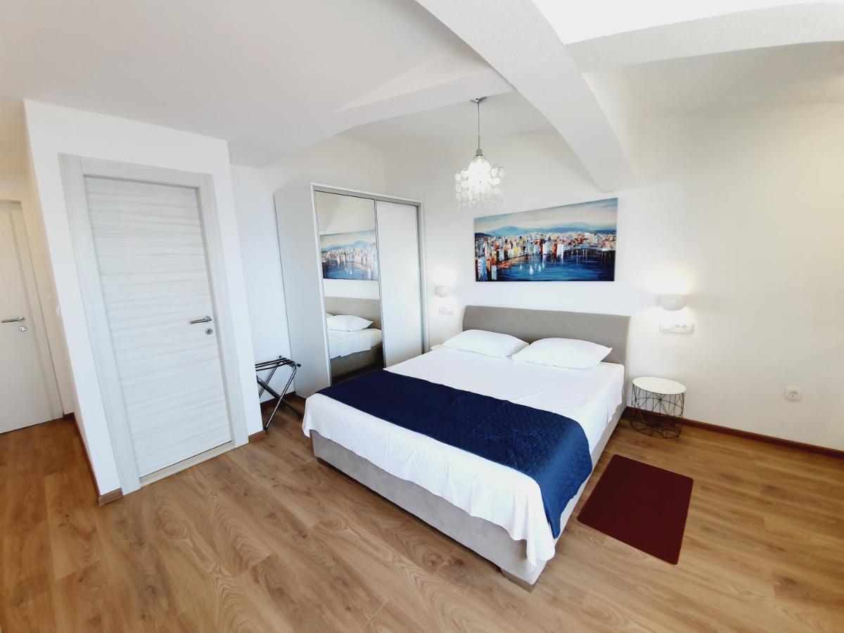 White House Apartment *